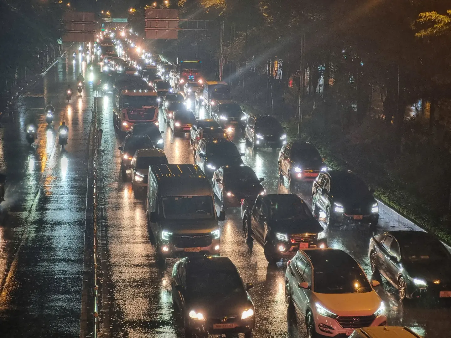 Ách tắc xảy ra do mưa lớn kéo dài